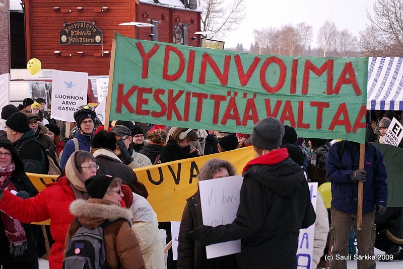 DSC_6947.JPG - 24.1.2009 Oulu, Finland: A really against nuclear power.