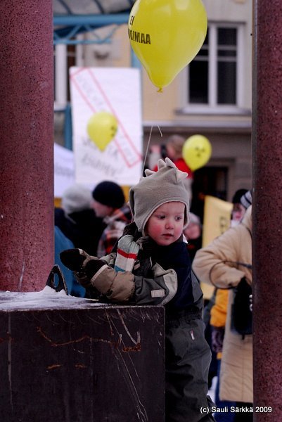 DSC_7529.JPG - Keltaiset pallot on kivoja.24.1.2009 Oulu, Finland: A really against nuclear power.