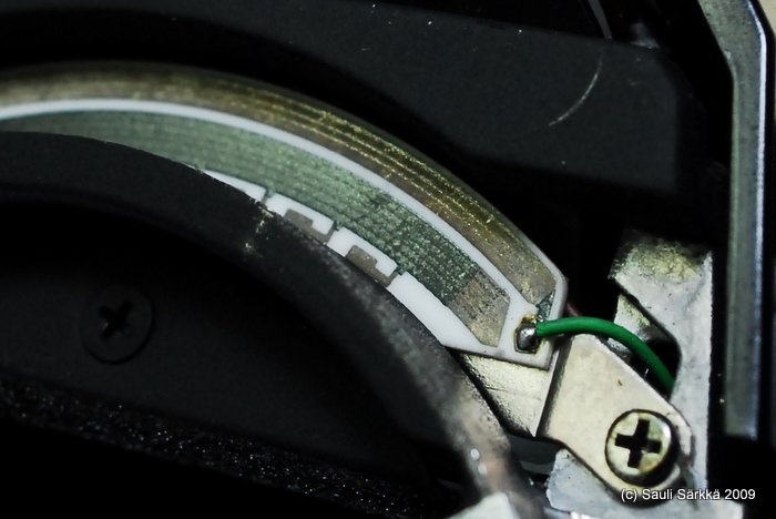 DSC_5906.JPG - Nikon EM: AI coupling resistor problem: oxidized contact strips!